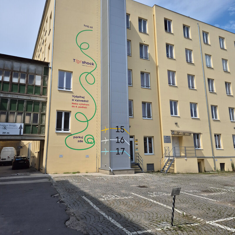 Žlutá budova vlevo